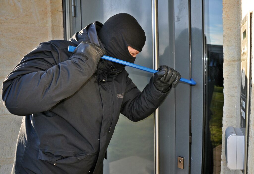 burglar-gf509fa00d_1920 | GFD Homes front door: Burglar attempting to break into a door.