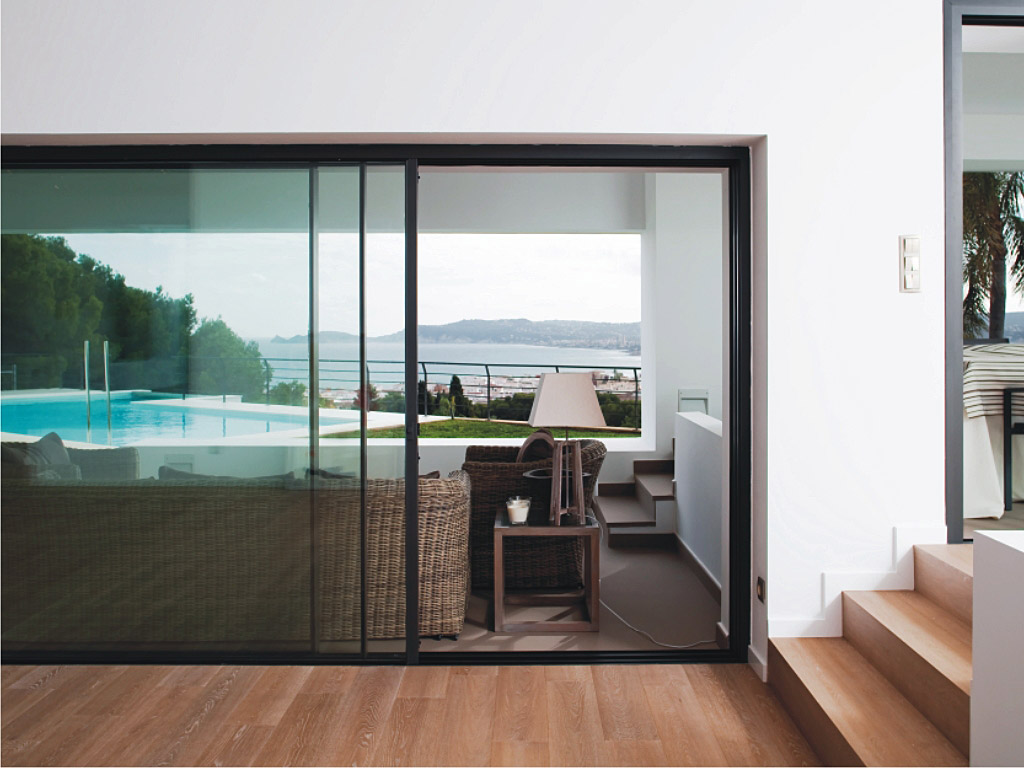 97.20111405 | GFD Homes Cortizo cor vision installed in a home to help partition the patio.