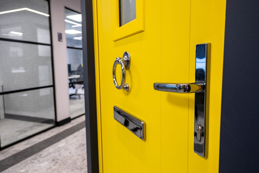 _DSF3152 | GFD Homes home inspirations: Aluminium door in yellow with door knocker