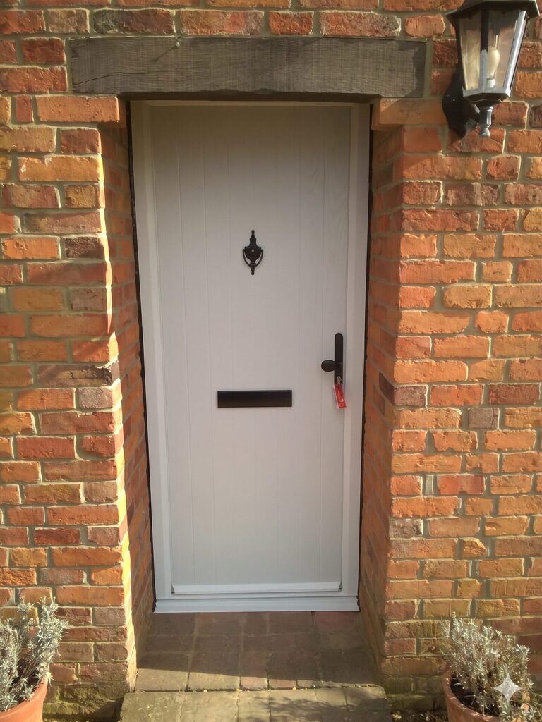 GFD Homes A quintessential British entrance: The Door Stop Cottage door by GFD Homes