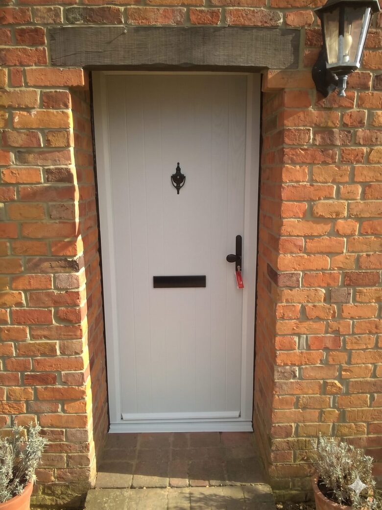 A quintessential British entrance: The Door Stop Cottage door by GFD Homes