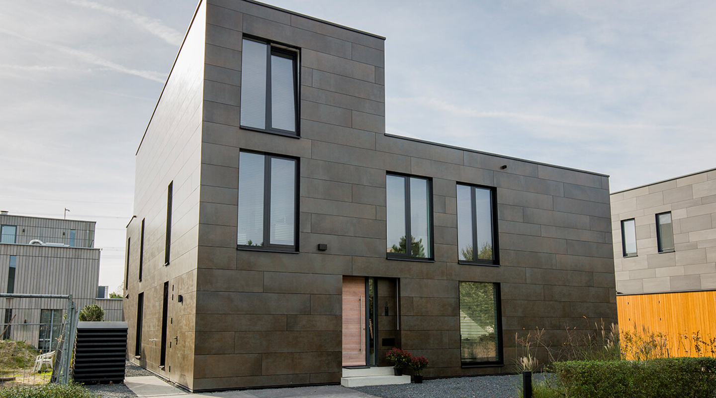 Photo of the exterior of a building fitted with Reynaers tilt and turn windows