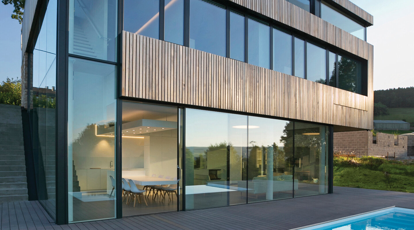 Photo of the exterior of a building fitted with Reynaers tilt and turn windows
